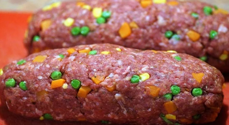 Gehaktbrood met wortel en erwtjes