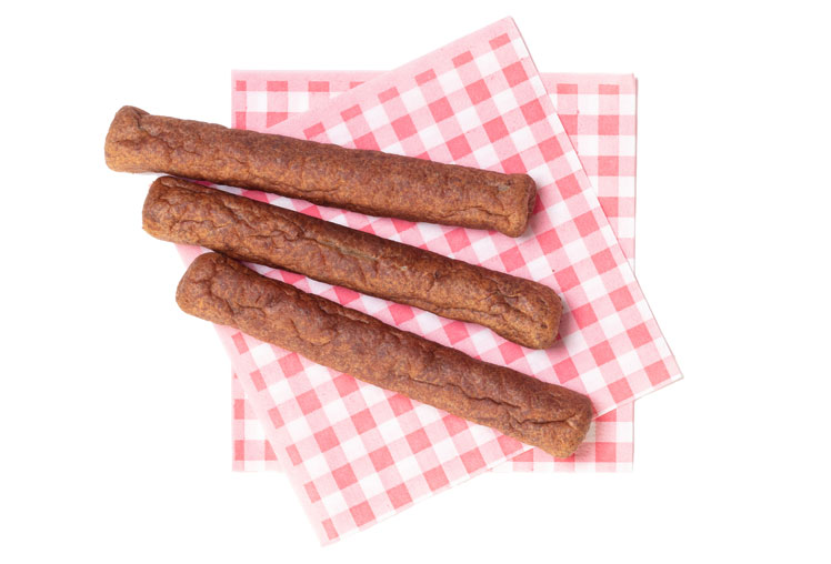 Frikandel bereiden, een typische Nederlands stukje vlees. Frikandel bereiden, een typische Nederlands stukje vlees.