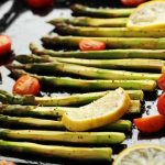 Groene asperges bakken