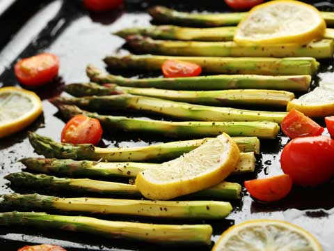 Groene asperges bakken