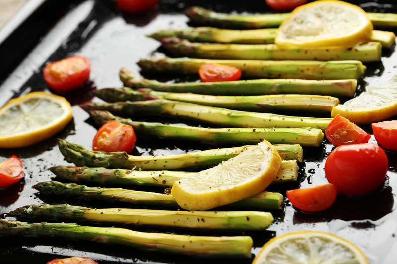 Groene asperges bakken