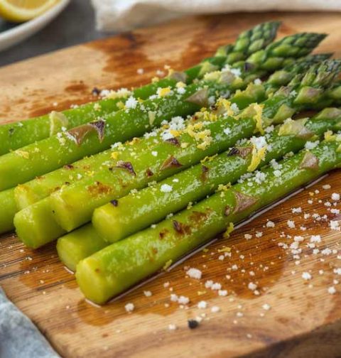 Groene asperges bakken