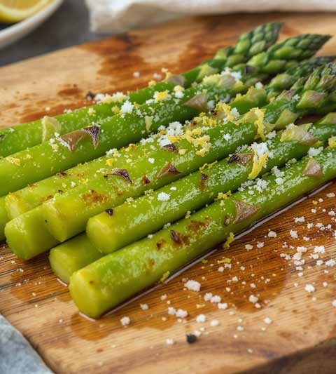 Groene asperges bakken