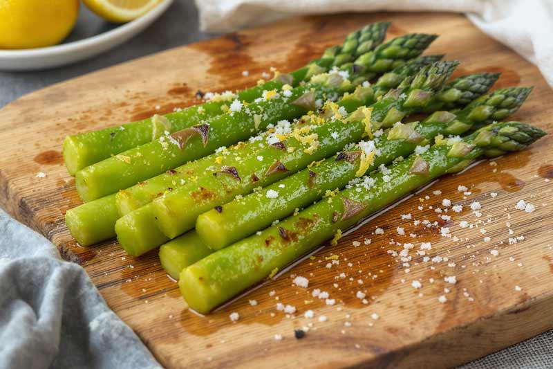 Groene asperges bakken