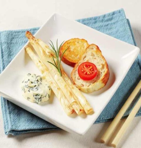 Witte asperges bakken