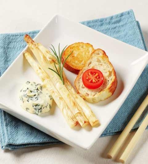 Witte asperges bakken