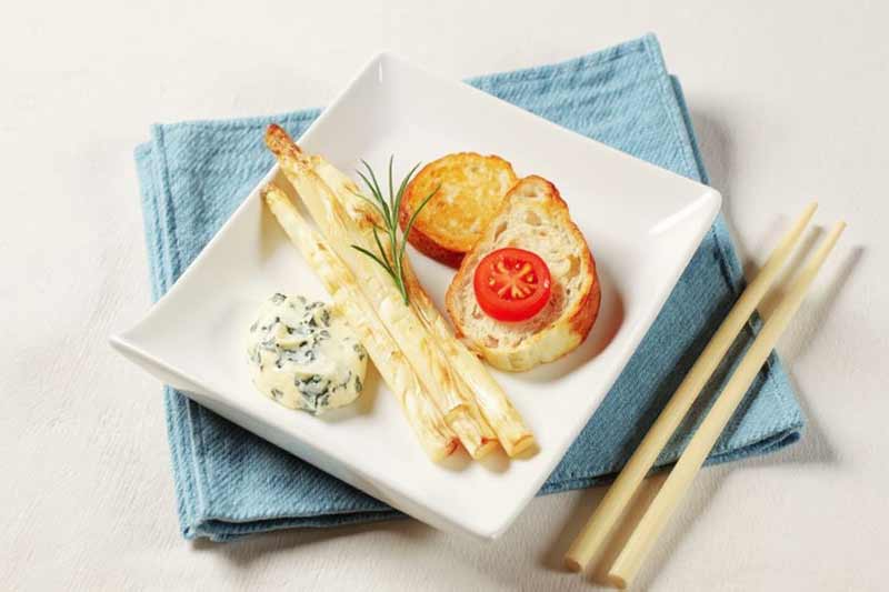 Witte asperges bakken