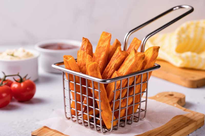 Zoete aardappelfriet bakken