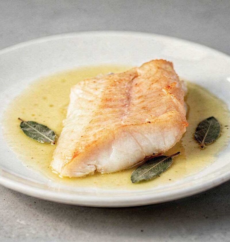 Gebakken kabeljauwfilet in een citroen-salie saus.
