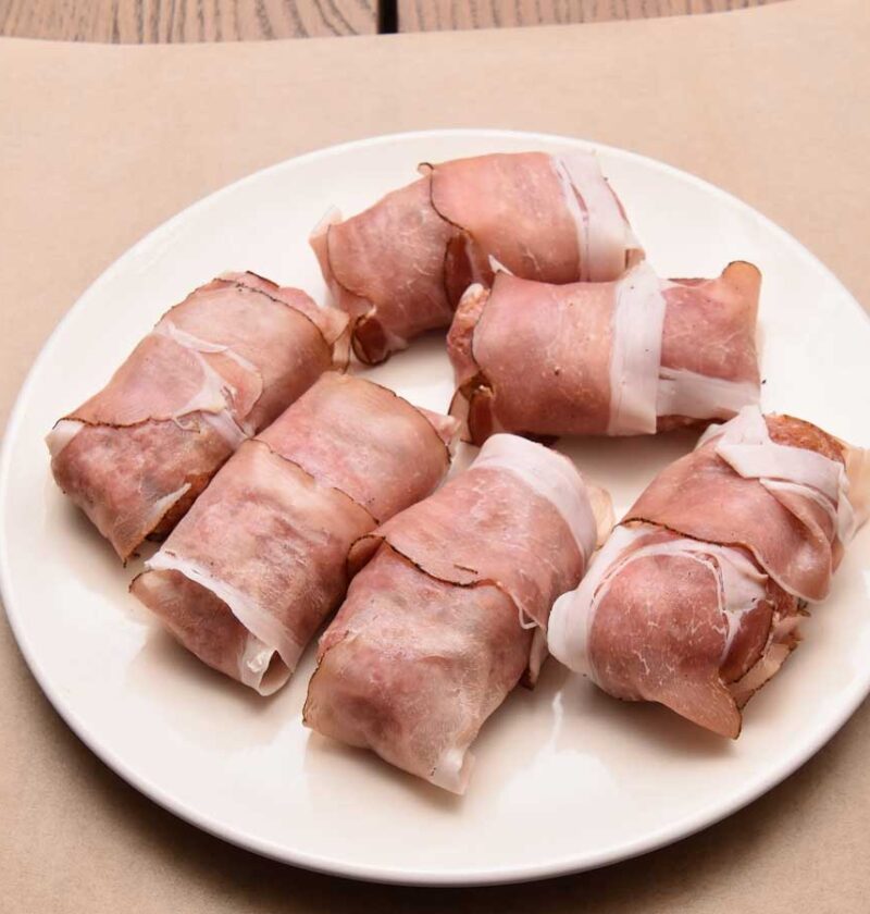 Een bord met 8 zelfgemaakte slavinken.